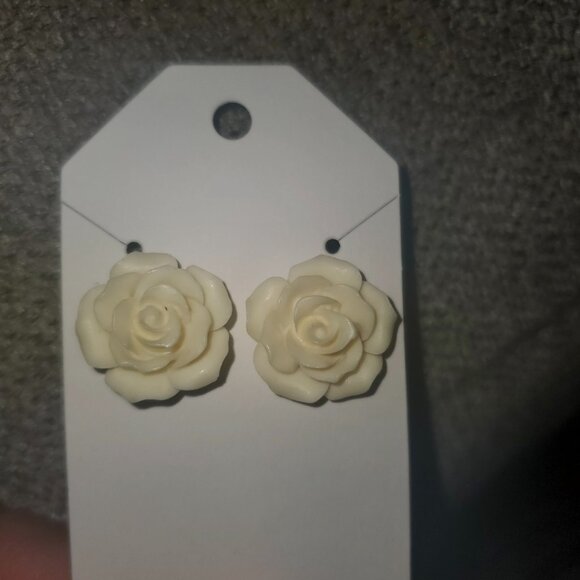 White rose studs - Picture 1 of 1